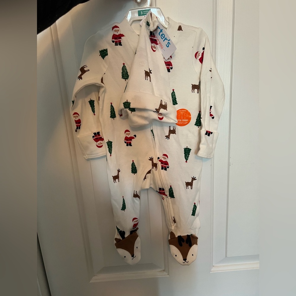 NWT 0-3 months Carters Christmas sleeper with matching hat